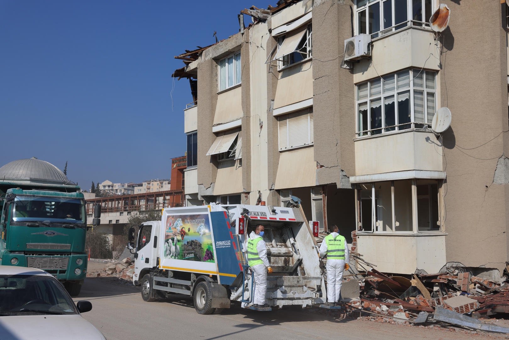 NEVŞEHİR BELEDİYESİ, HATAY’DA TEMİZLİK ÇALIŞMASI YÜRÜTÜYOR