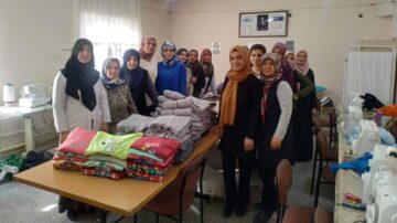 Depremzedeler için kışlık giysiler üretiyorlar