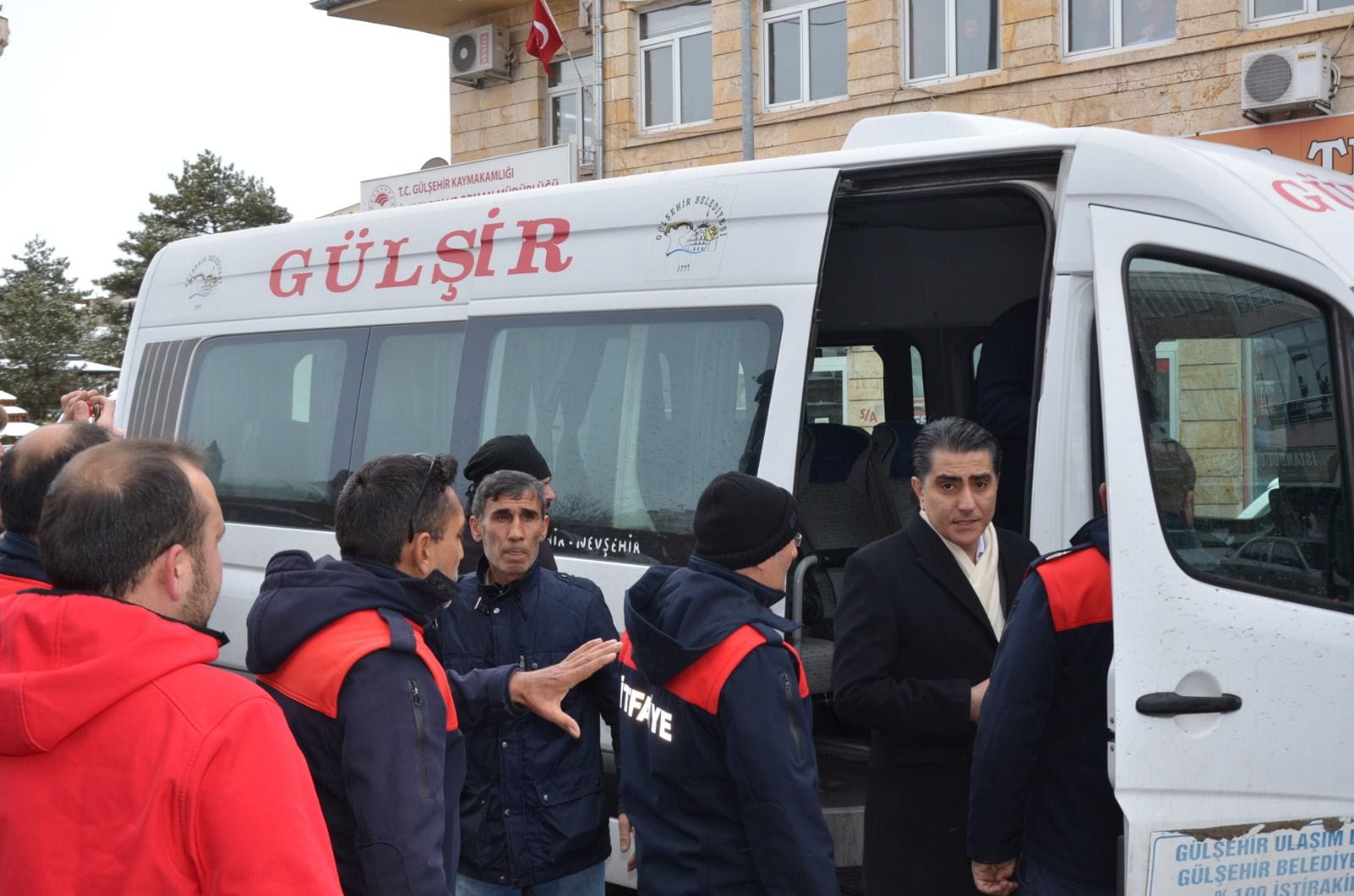 Gülşehir’de depremzedelere yardım harekatı