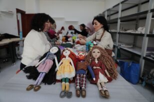 KADINLAR DEPREMZEDE ÇOCUKLAR İÇİN BEZ BEBEK YAPIYOR