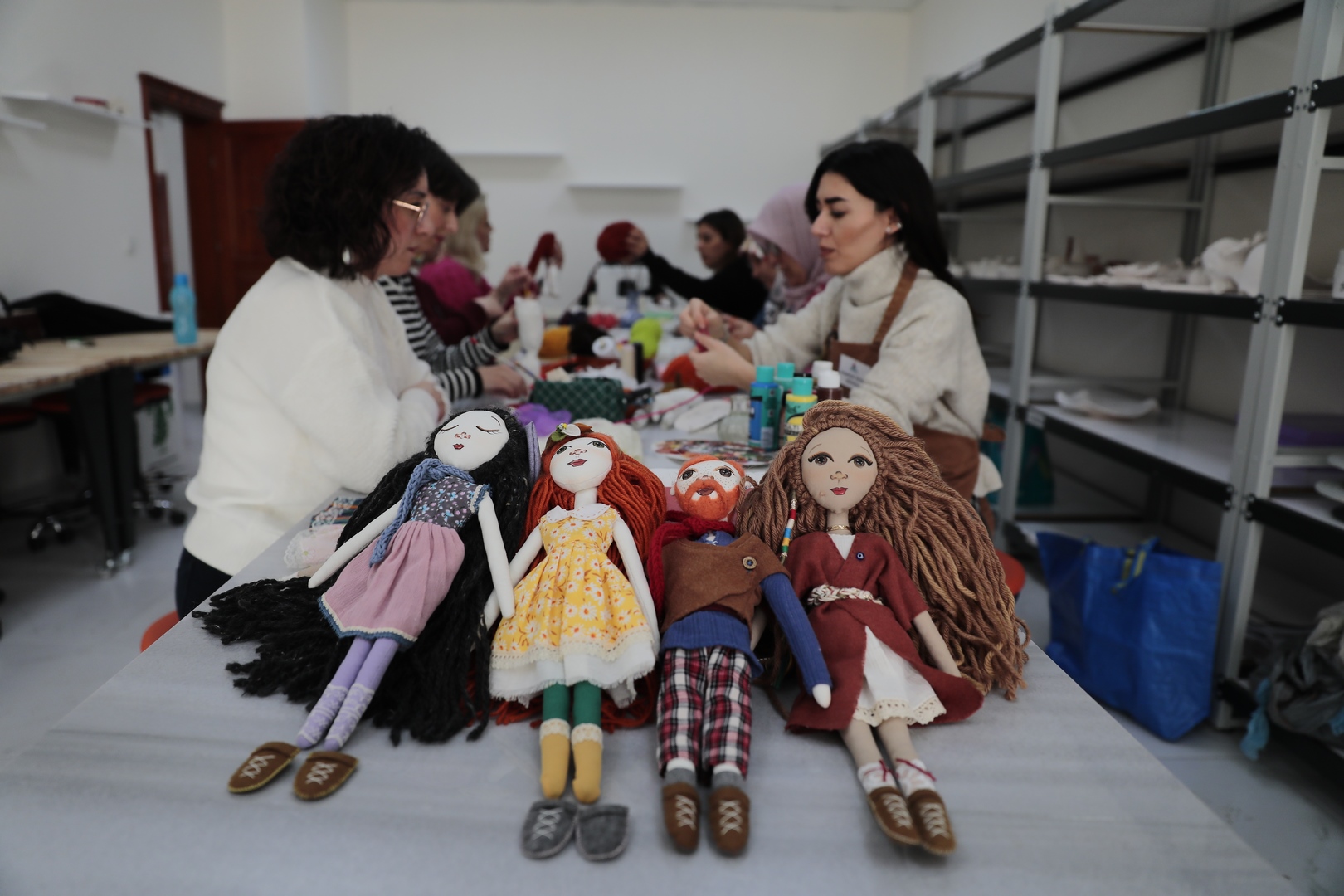 KADINLAR DEPREMZEDE ÇOCUKLAR İÇİN BEZ BEBEK YAPIYOR