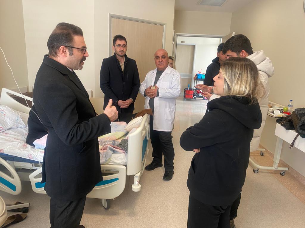 Kaymakam Caner, yaralı depremzedeleri ziyaret etti