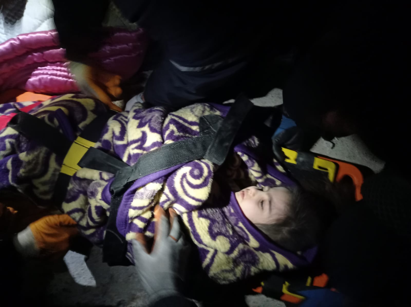 NEVŞEHİR BELEDİYESİ EKİPLERİ KAHRAMANMARAŞ’TA 40 SAAT SONRA 2 KARDEŞİ ENKAZDAN SAĞ ÇIKARDI