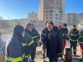 SAVRAN’DAN, DEPREM BÖLGESİNDE KAHRAMAN İTFAİYE ERLERİNE ZİYARET