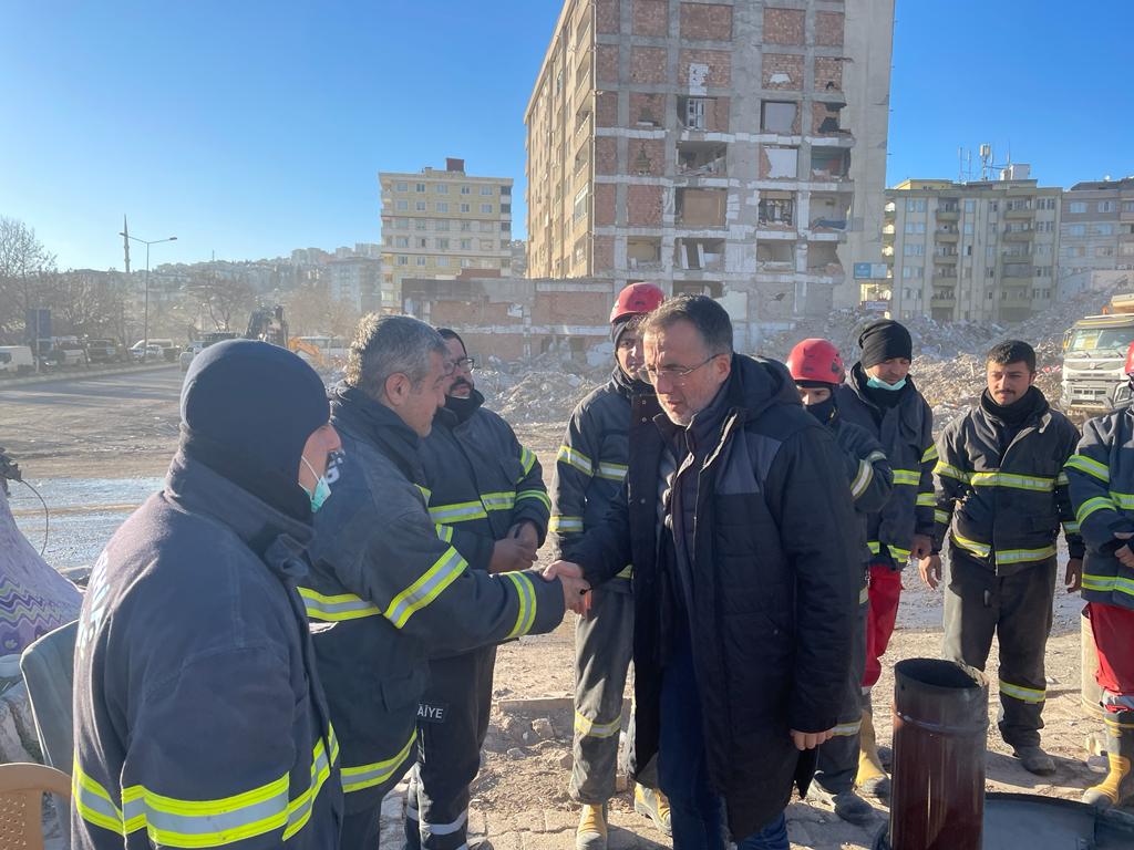 SAVRAN’DAN, DEPREM BÖLGESİNDE KAHRAMAN İTFAİYE ERLERİNE ZİYARET