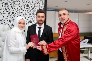 BAŞKAN SAVRAN, DEPREMZEDE ÇİFTİN NİKAHLARINI KIYDI