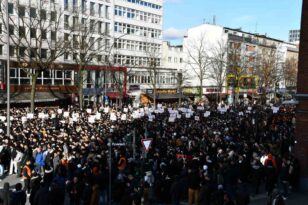İsveç’te Kur’an-ı Kerim’in yakılması Hamburg’da protesto edildi