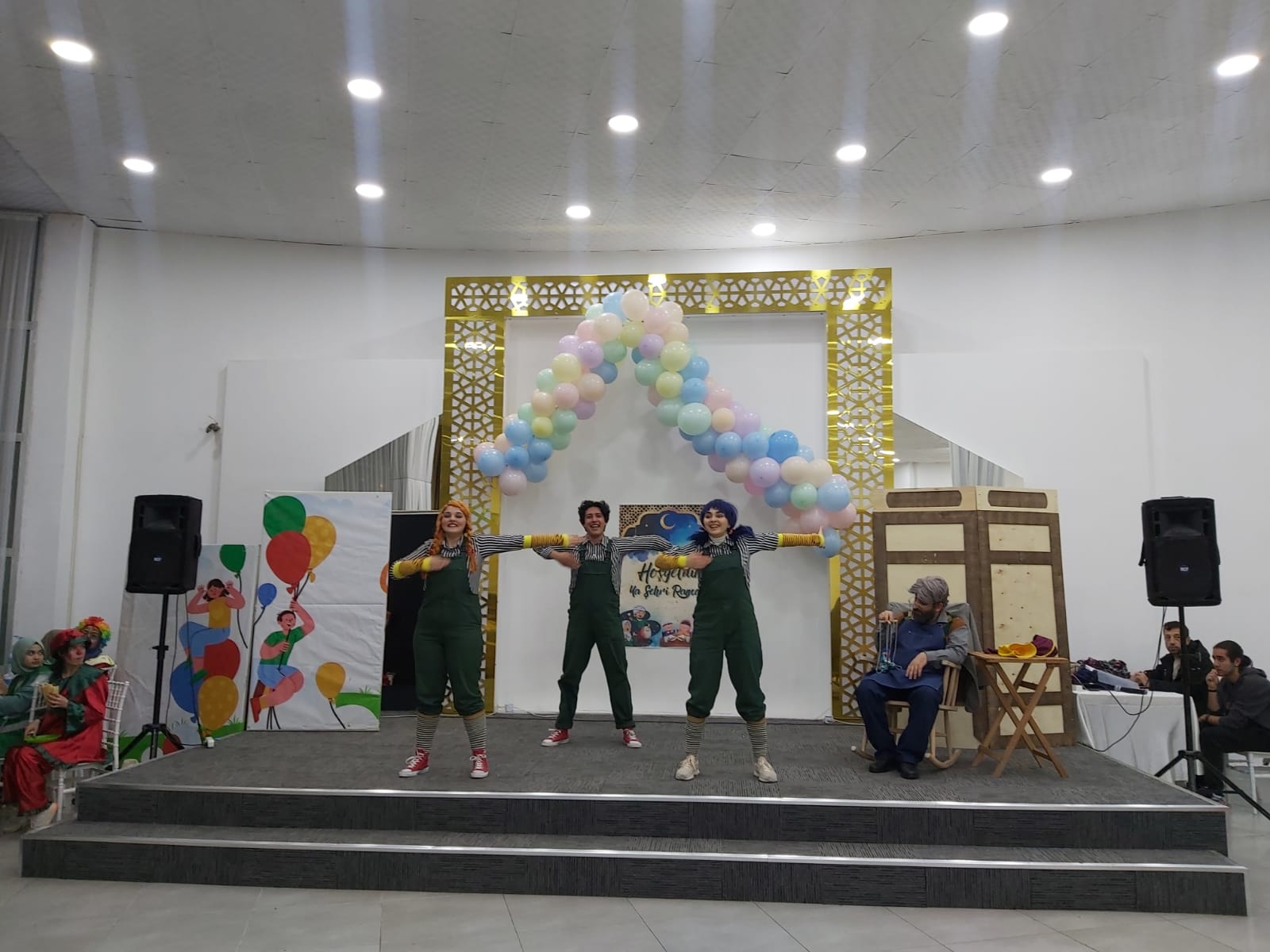 ŞEHİR TİYATROSU OYUNCULARI BU KEZ YETİM VE ÖKSÜZ ÇOCUKLAR İÇİN OYUNLARINI SAHNELEDİ