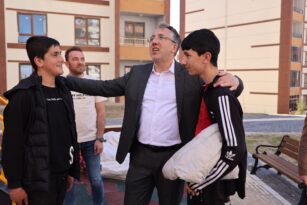 BAŞKAN SAVRAN, MAHALLELERDE VATANDAŞLARLA BİR ARAYA GELDİ