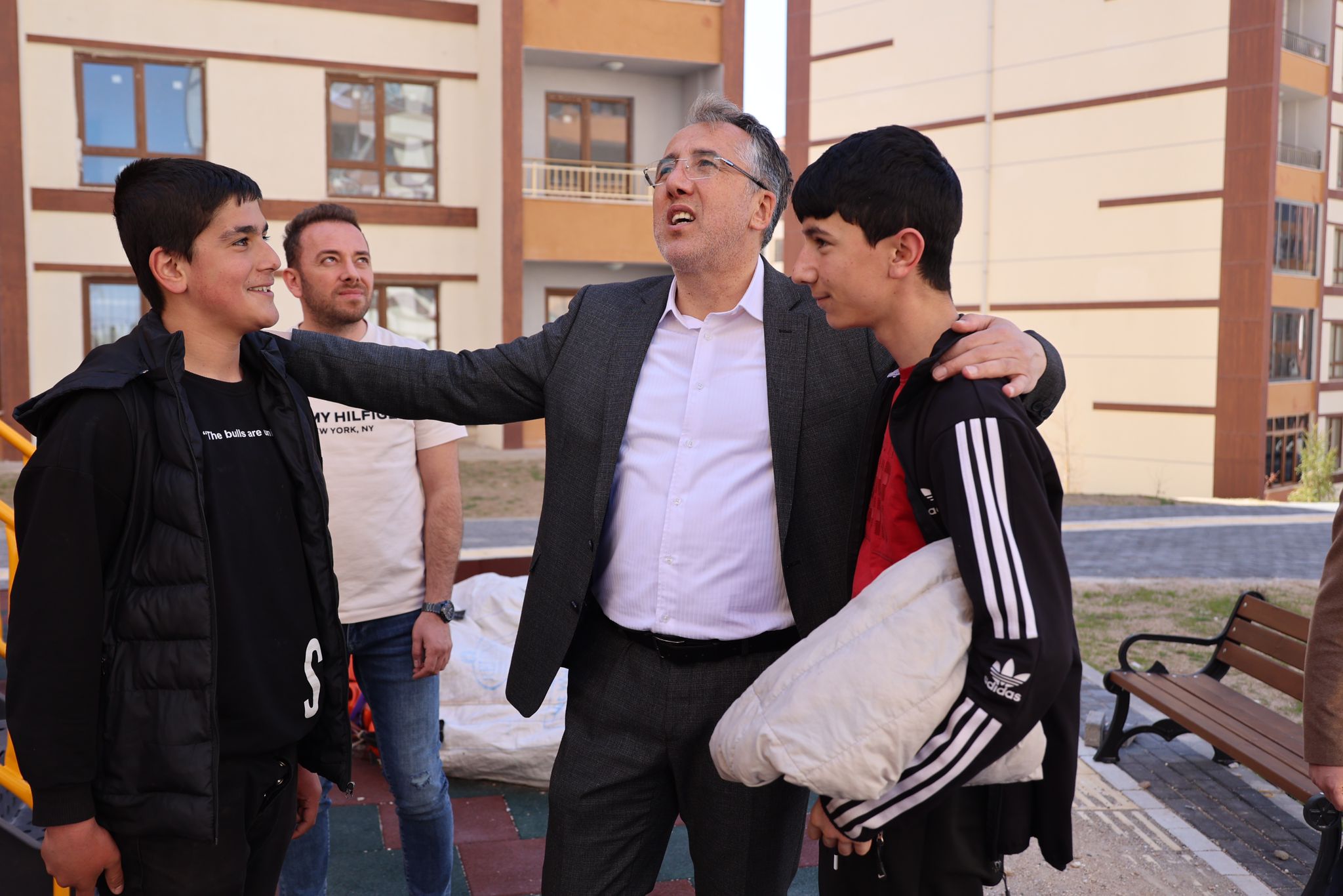 BAŞKAN SAVRAN, MAHALLELERDE VATANDAŞLARLA BİR ARAYA GELDİ