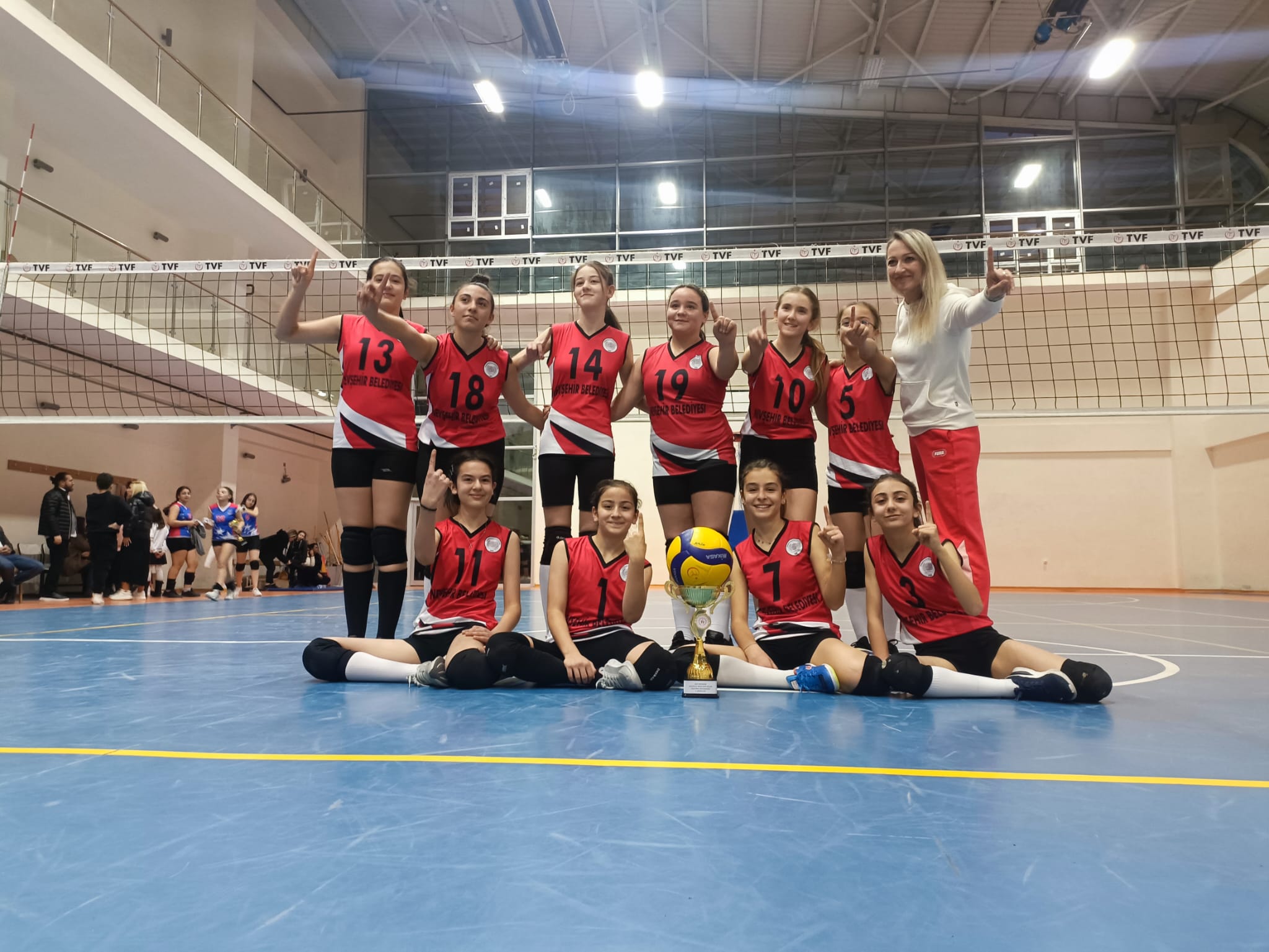 VOLEYBOL’DA NEVŞEHİR BELEDİYESİ GENÇLİK VE SPOR KULÜBÜ RÜZGARI