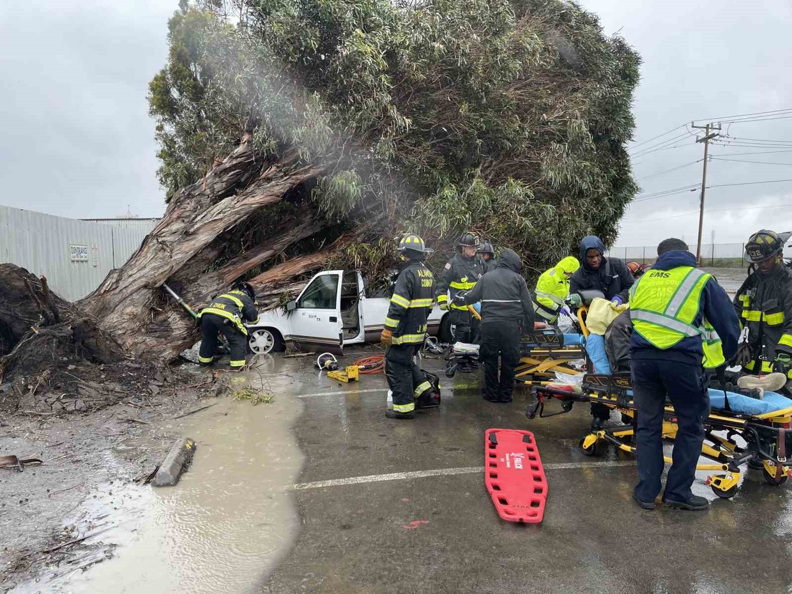 California’da sel ve fırtına: 2 ölü