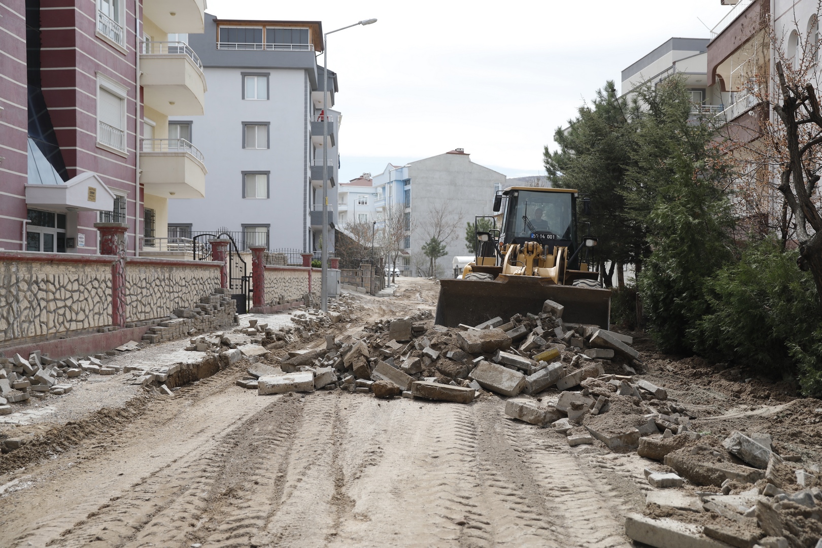 YOL YENİLEME ÇALIŞMALARI TÜM HIZIYLA SÜRÜYOR