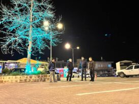 Ortahisar’da yeni otopark ve trafik düzenleme çalışmaları sürüyor NEVŞEHİR(MHA) Ortahisar Belediyesi tarafından kasaba da iki ayrı alanda otopark ve trafik düzenleme çalışmaları sürüyor. Yeni otoparkların ve trafik düzenlemesinin bayram ile birlikte hizmete gireceğini belirten Ortahisar Belediye Başkanı Mustafa Ateş, “Bizde mesai bitmez. Kasabamız Tepebaşı ve Cumhuriyet meydanlarında yeni otopark ve trafik düzenlemesi çalışmalarımız devam ediyor. Bayramda yeni uygulamaya geçiyoruz. Uygulamayla birlikte vatandaşlarımız ve misafirlerimiz araçlarını daha rahat ve düzenli park edebilecek. Hayırlı uğurlu olsun. Emeği geçen arkadaşlarımızın ellerine sağlık” dedi.