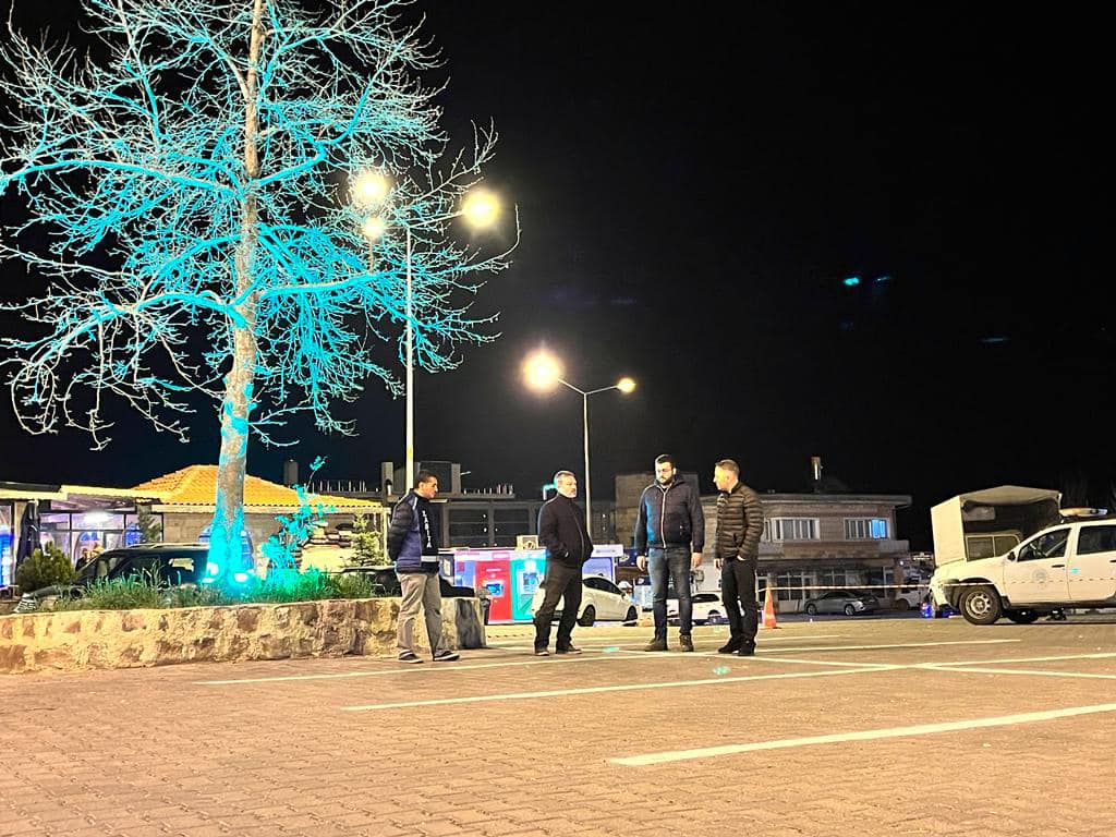 Ortahisar’da yeni otopark ve trafik düzenleme çalışmaları sürüyor NEVŞEHİR(MHA) Ortahisar Belediyesi tarafından kasaba da iki ayrı alanda otopark ve trafik düzenleme çalışmaları sürüyor. Yeni otoparkların ve trafik düzenlemesinin bayram ile birlikte hizmete gireceğini belirten Ortahisar Belediye Başkanı Mustafa Ateş, “Bizde mesai bitmez. Kasabamız Tepebaşı ve Cumhuriyet meydanlarında yeni otopark ve trafik düzenlemesi çalışmalarımız devam ediyor. Bayramda yeni uygulamaya geçiyoruz. Uygulamayla birlikte vatandaşlarımız ve misafirlerimiz araçlarını daha rahat ve düzenli park edebilecek. Hayırlı uğurlu olsun. Emeği geçen arkadaşlarımızın ellerine sağlık” dedi.