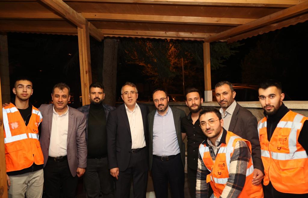 BAŞKAN SAVRAN, VATANDAŞLARA KANDİL SİMİDİ İKRAM ETTİ