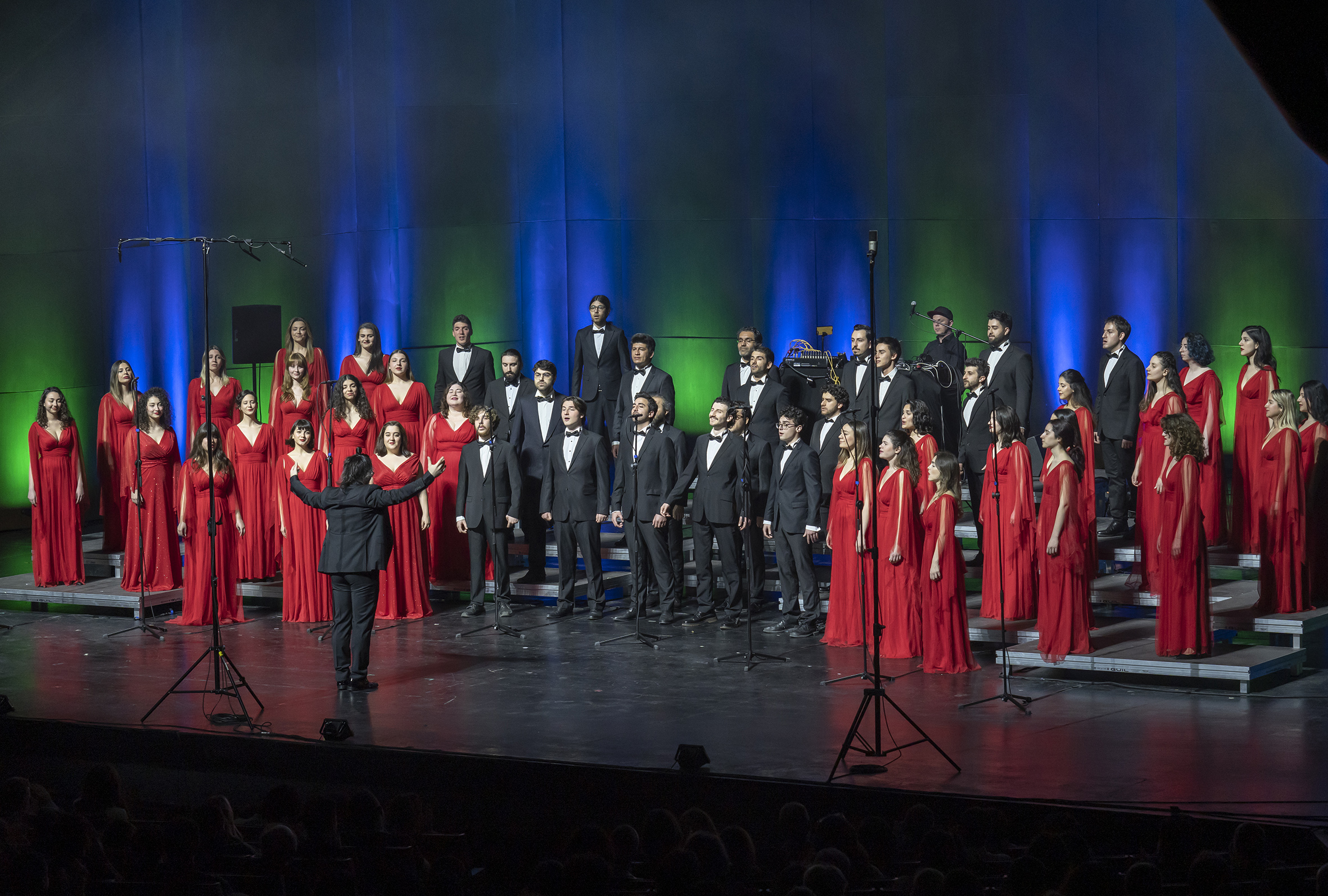 TÜRK KOROLARI DÜNYAYA SESLENDİ