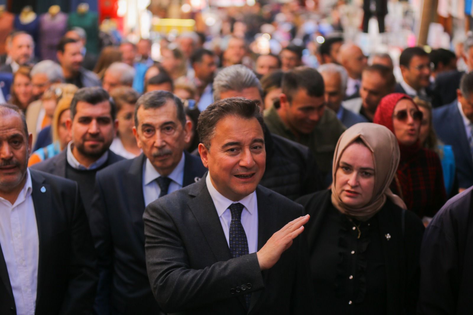 EKONOMİYE İSYAN EDEN VATANDAŞ GÖZYAŞLARINA HAKİM OLAMADI: ’Evimize bir şey alamıyoruz, torunlarımıza bayramlık bir şey veremiyoruz’