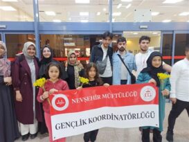 Umreci gençler yurda dönüş yaptılar