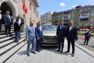 NEVŞEHİR BELEDİYESİNİN YENİ MAKAM ARACI “KAPADOKYA” RENKLİ TOGG OLDU