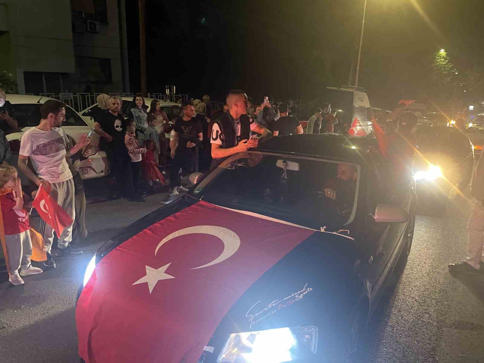 Cumhurbaşkanı Erdoğan’ın zaferi Üsküp’te coşkuyla kutlandı