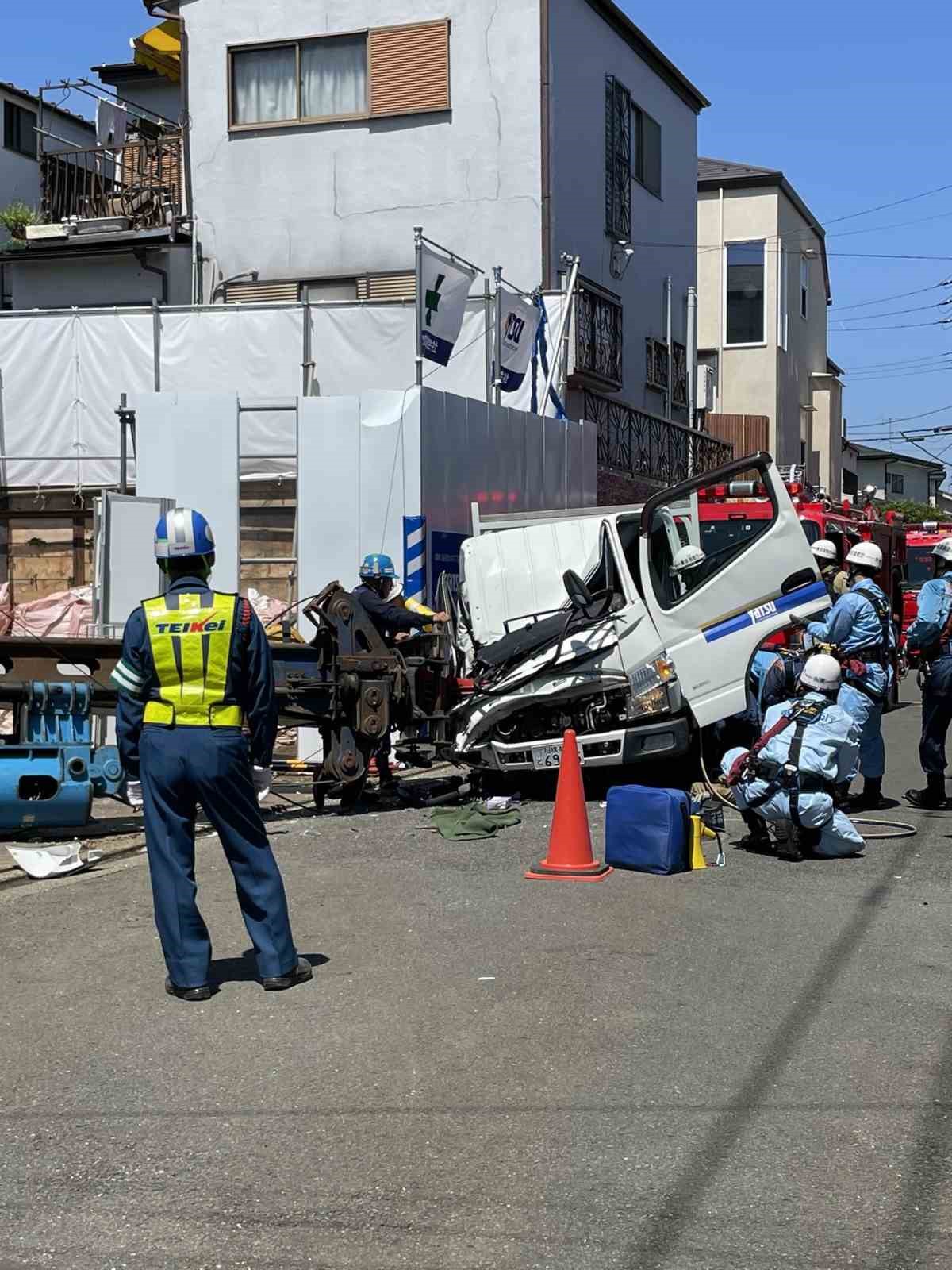 Japonya’da vinç araçların üzerine devrildi: 1 ölü, 1 yaralı