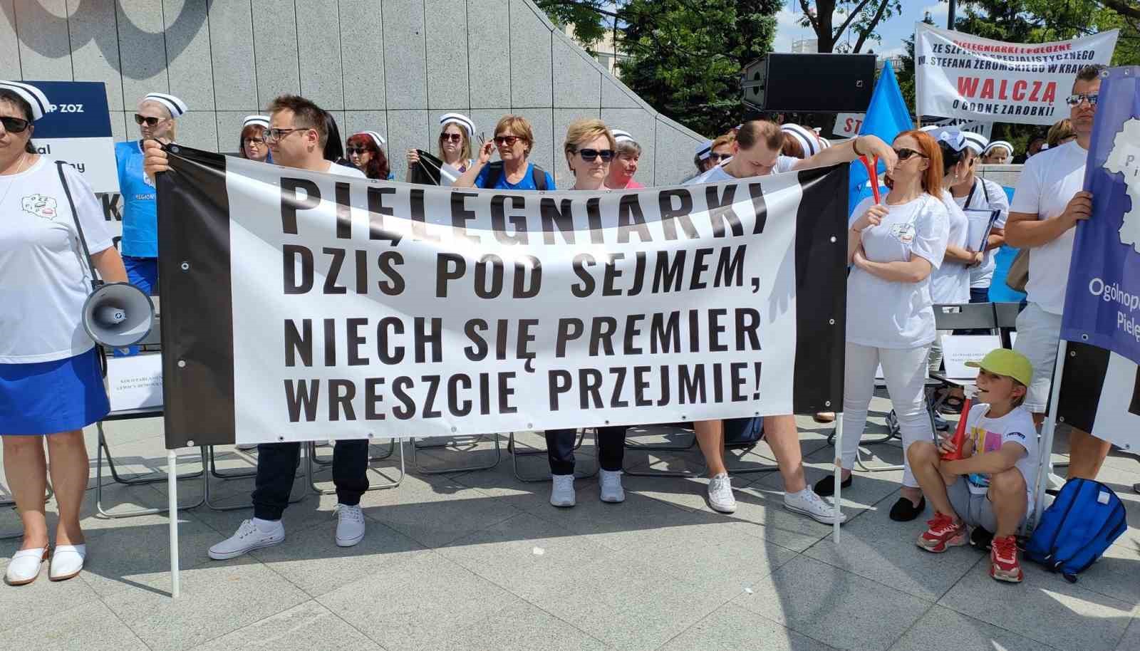Polonya’da hemşirelerden protesto