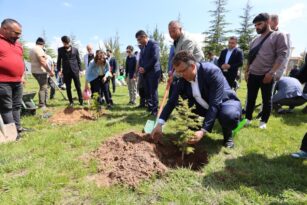 DEPREMLERDE HAYATINI KAYBEDEN NEVÜ’LÜLER İÇİN FİDAN DİKİLDİ