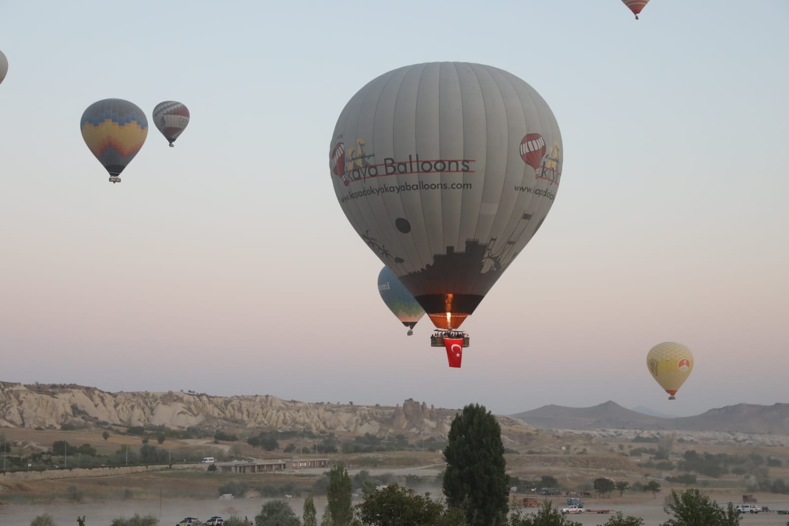 30 Ağustos’da Kapadokya Semaları Yine Türk Bayraklı Balonlarla Doldu