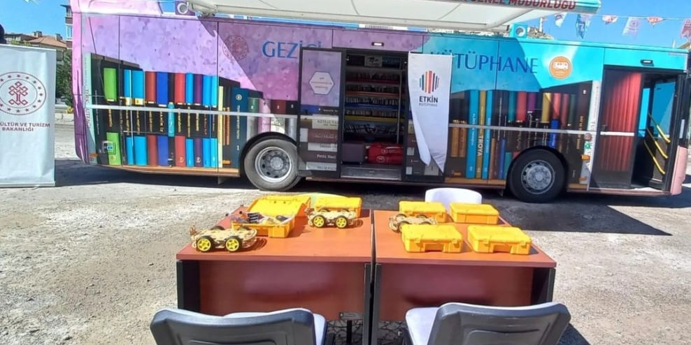 Gezici Kütüphane TÜİK Meydanında Sizleri Bekliyor