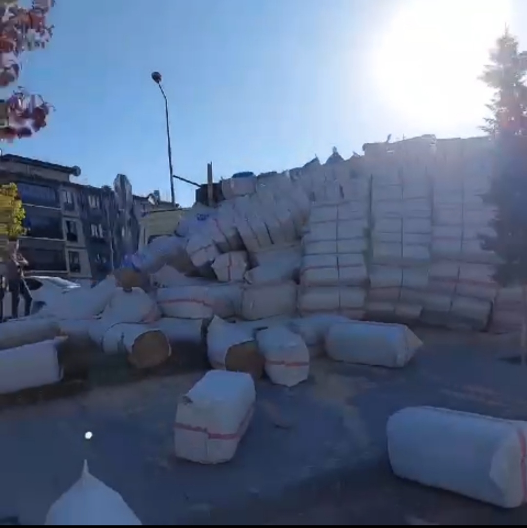 Kocaçay Mevkiinde Malzeme Yüklü Tır Devrildi