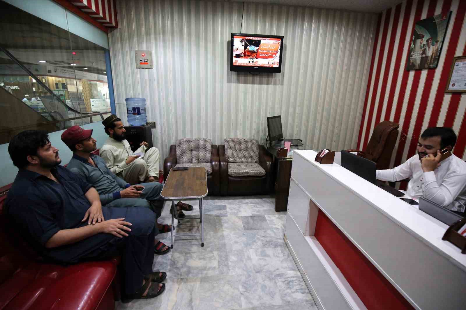 Eski Pakistan Başbakanı Khan’ın hapis cezası ertelendi