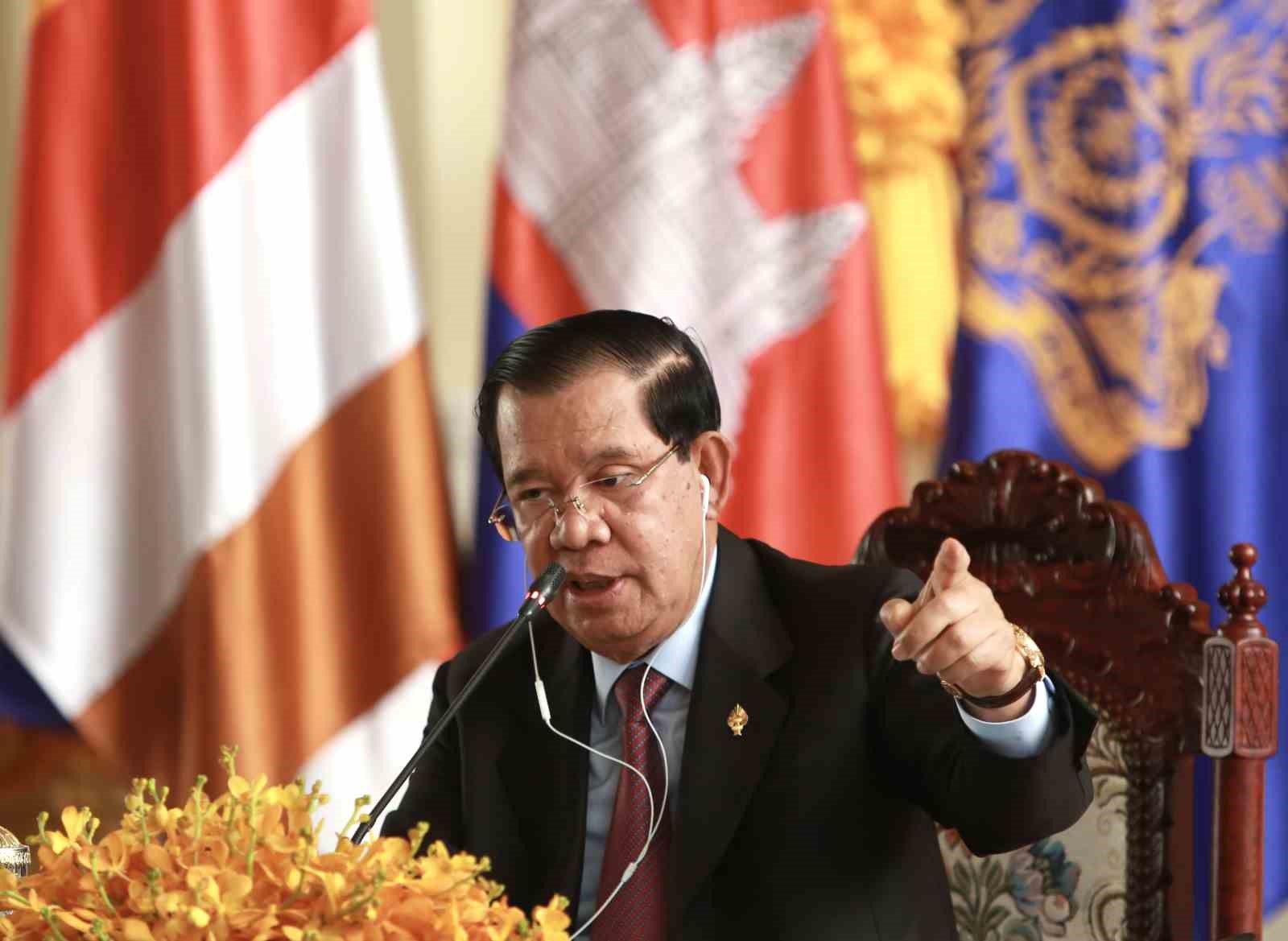 Kamboçya’da babasından görevi devralan Manet göreve başladı