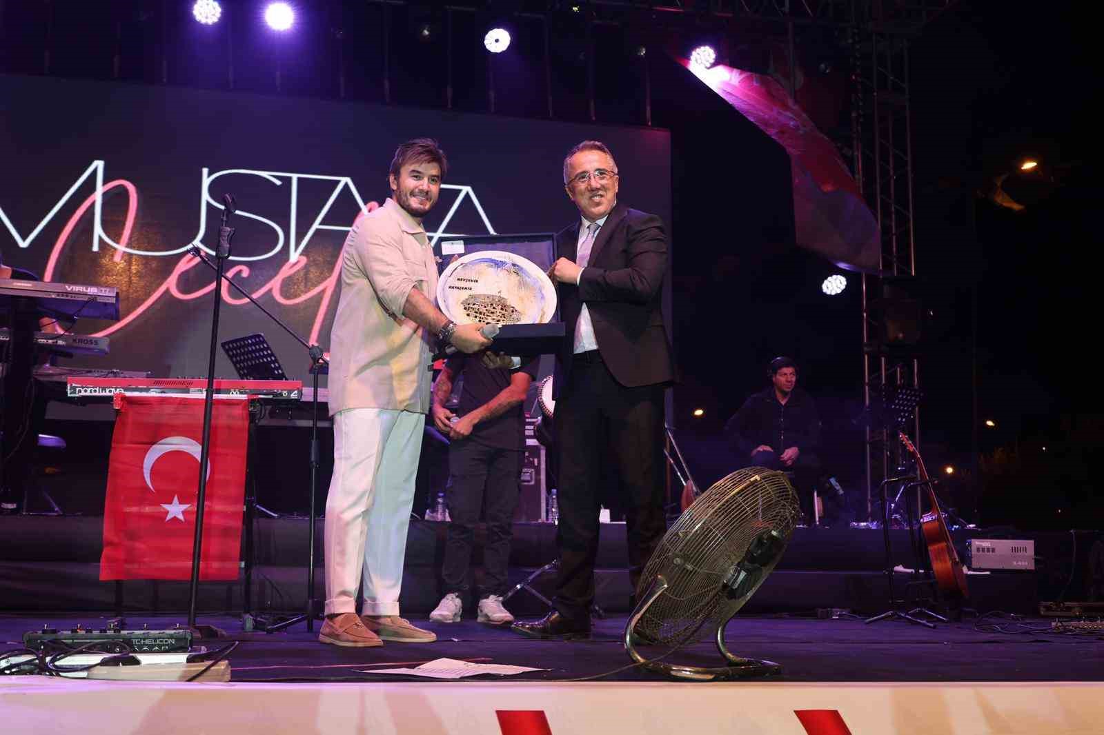 Nevşehir’de Mustafa Ceceli rüzgârı esti