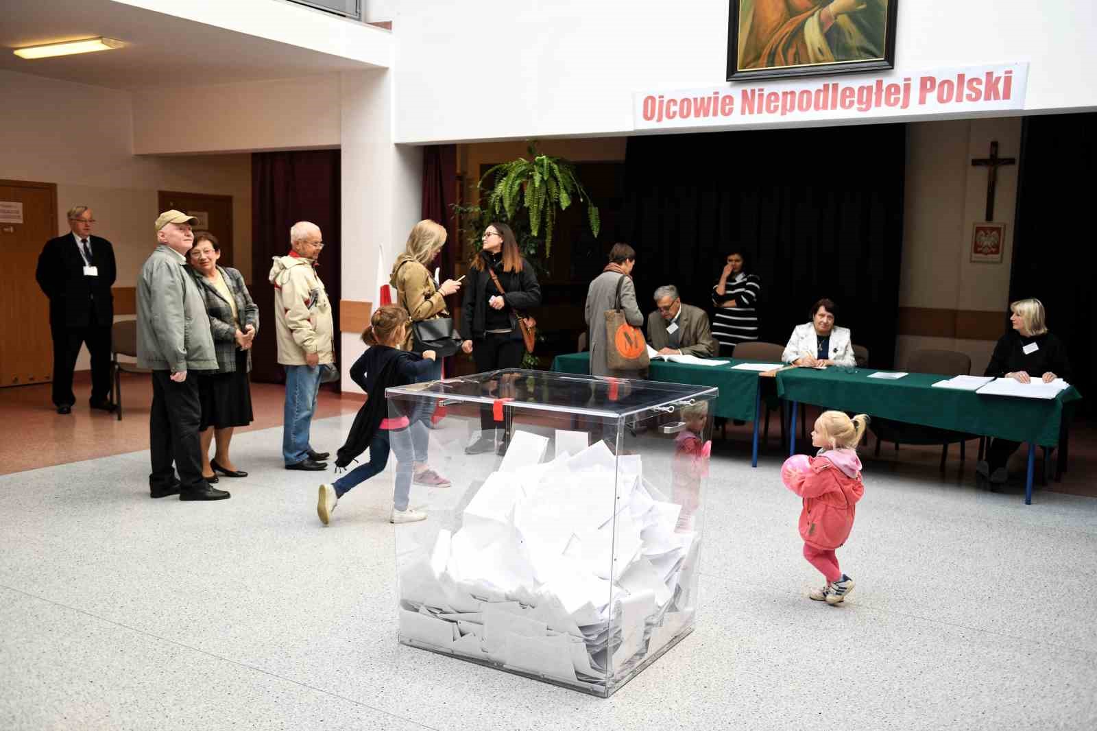 Polonya “göçmenler” konusunda sandık başına gidecek