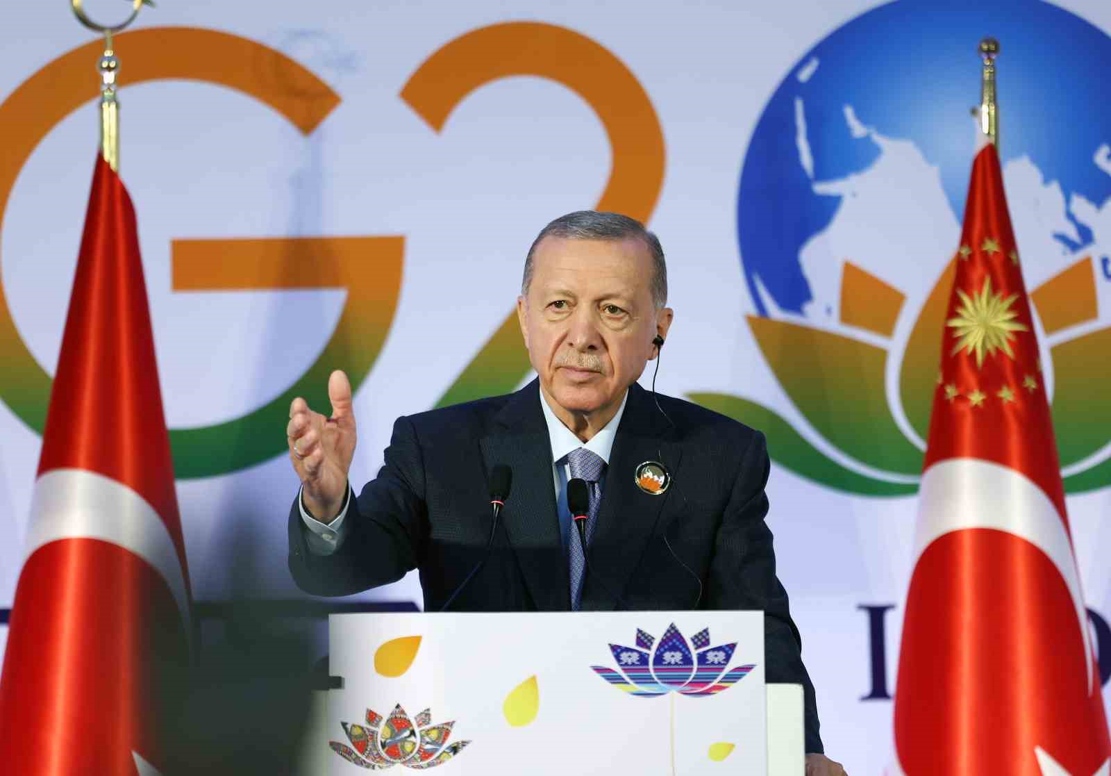 Cumhurbaşkanı Erdoğan: “5 üyenin iki dudağının arasına dünyayı sıkıştırmayalım”