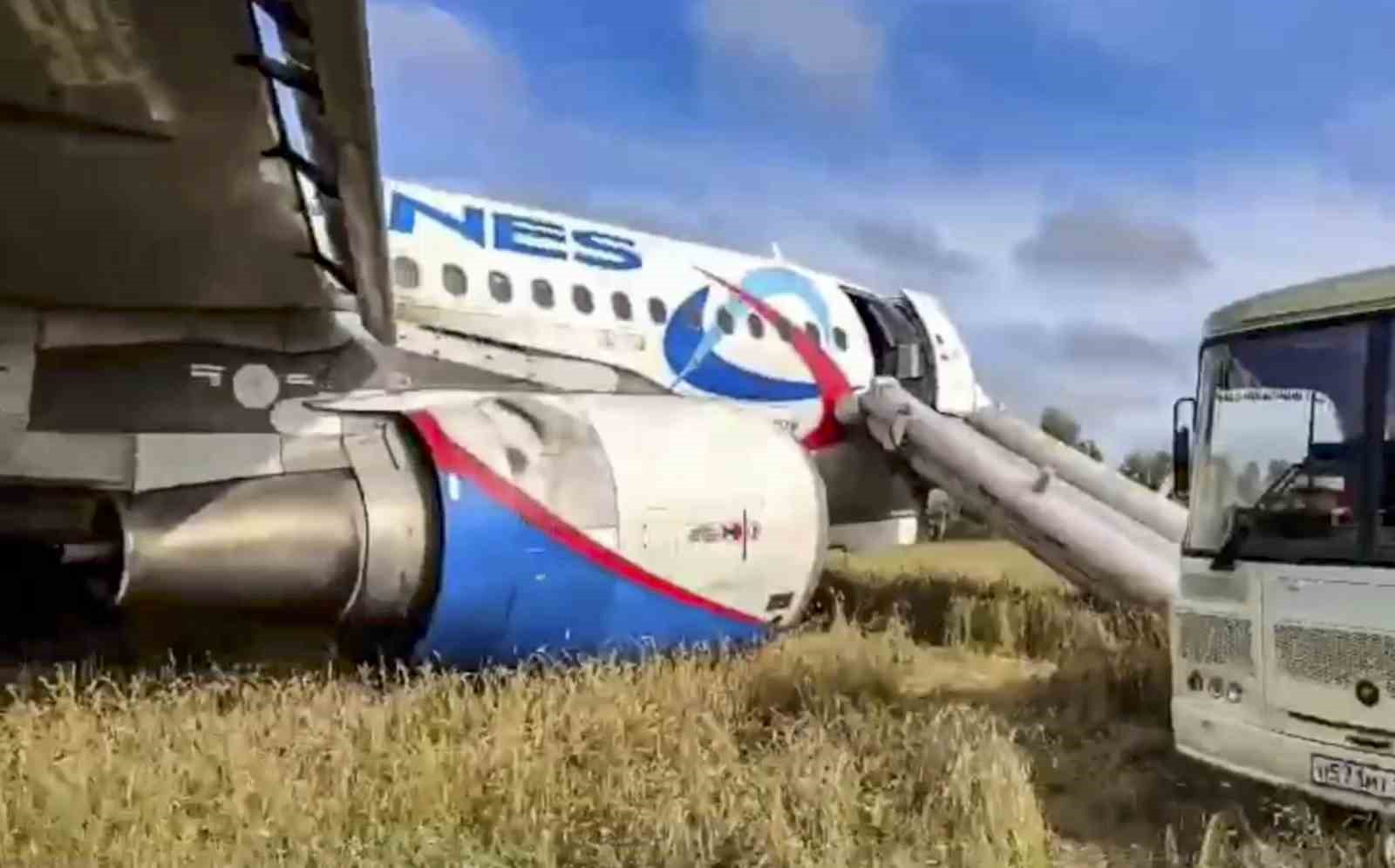 Rusya’da 167 kişiyi taşıyan yolcu uçağı tarlaya acil iniş yaptı