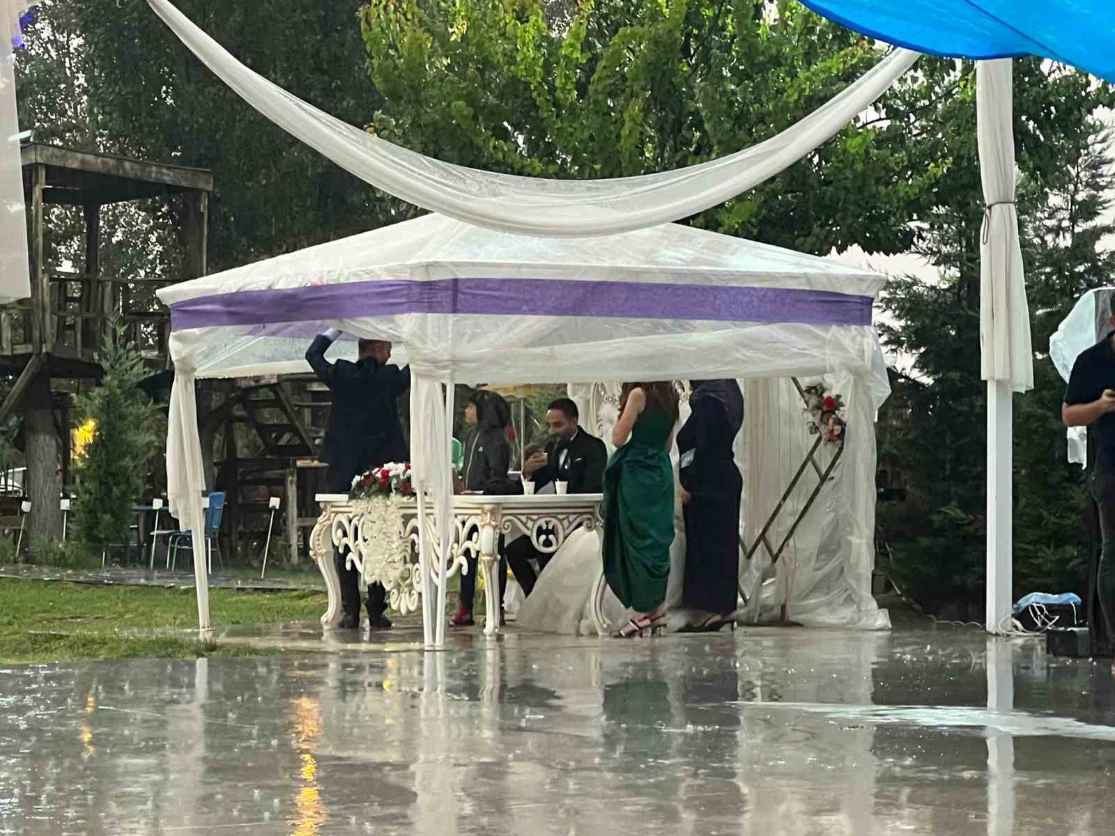 Sağanak altında ‘evet’ dediler