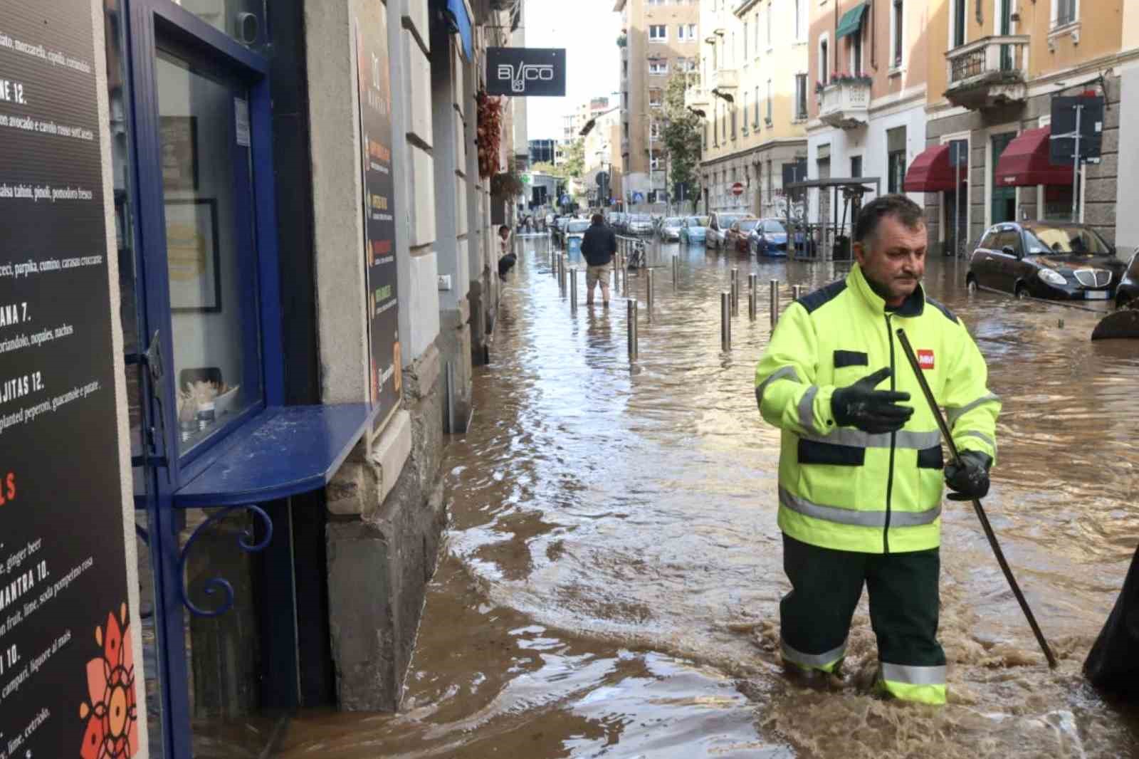 Milano’da sokaklar göle döndü, metro istasyonu sular altında kaldı