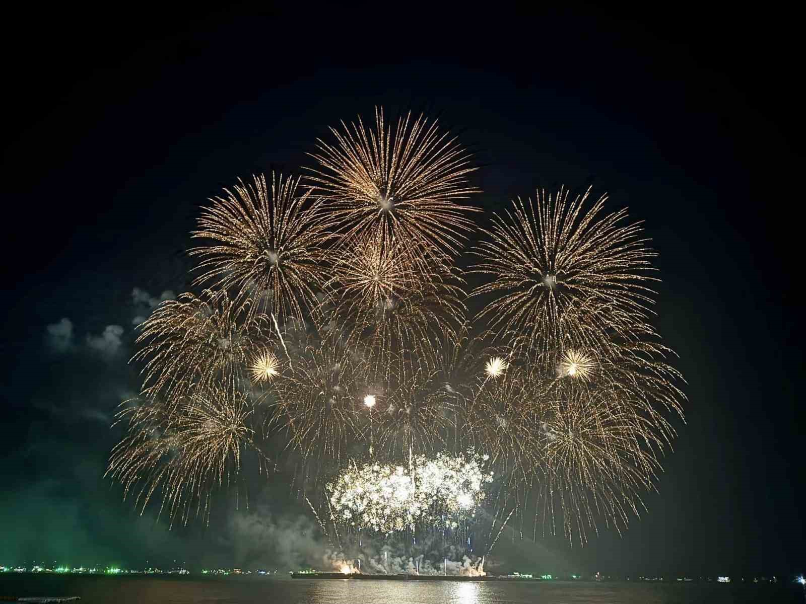 Tayland’da havai fişek festivali renkli görüntüler oluşturdu