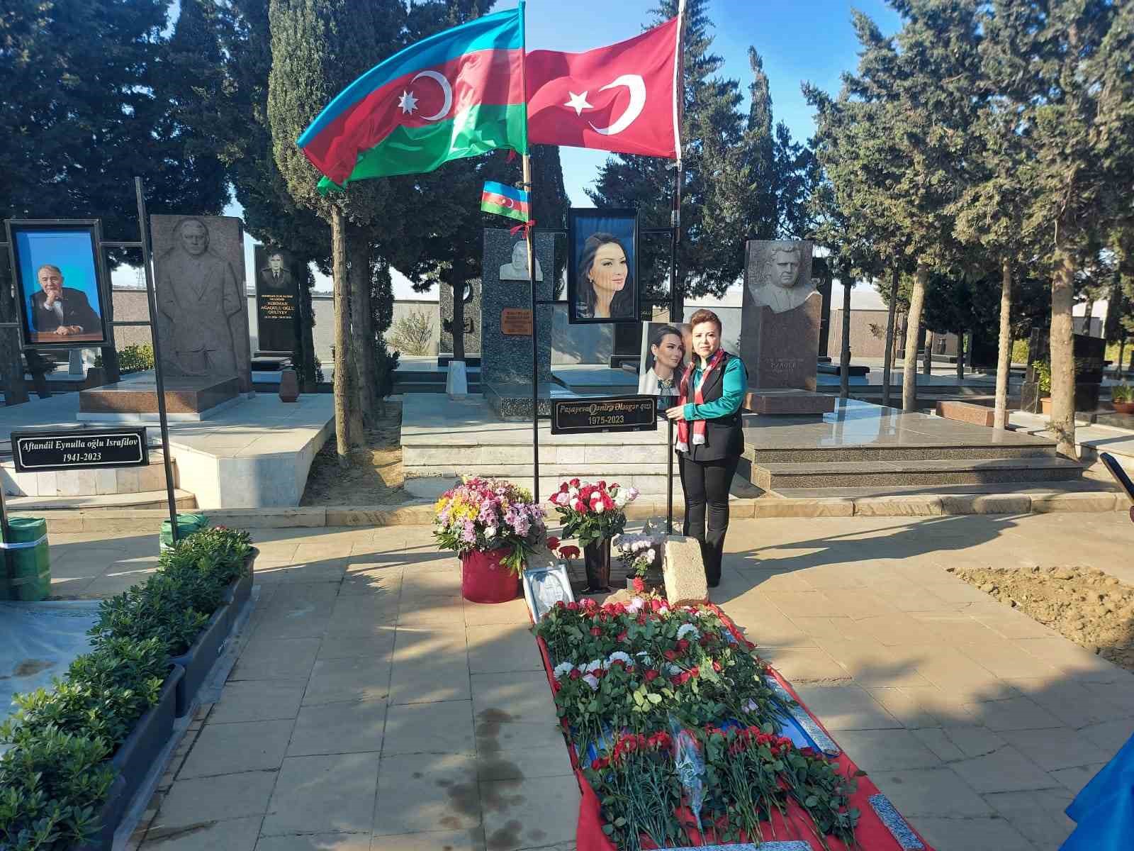 Türkiye’den götürdüğü toprağı Paşayeva’nın mezarına döktü