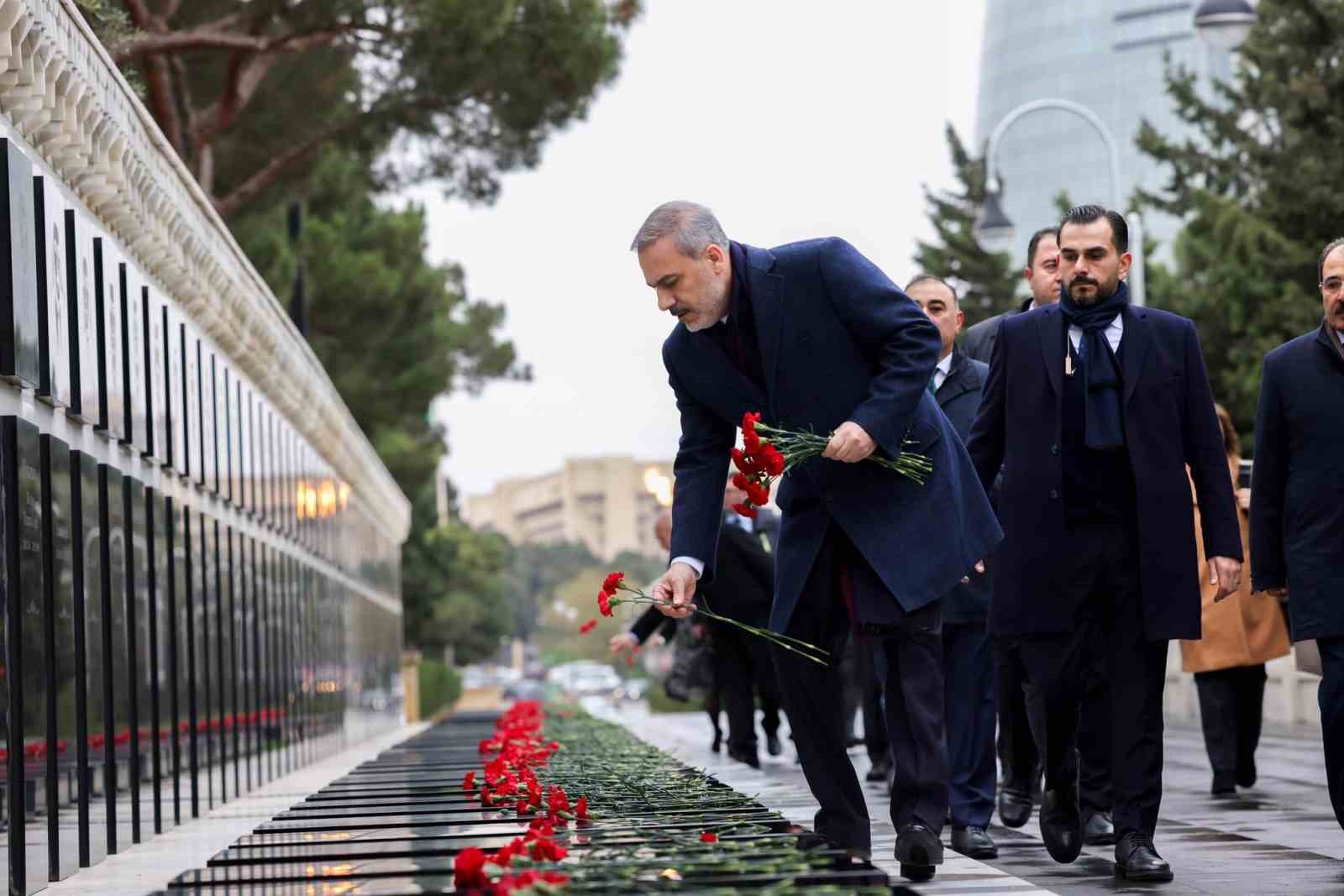Dışişleri Bakanı Fidan, Haydar Aliyev’in mezarını ziyaret etti