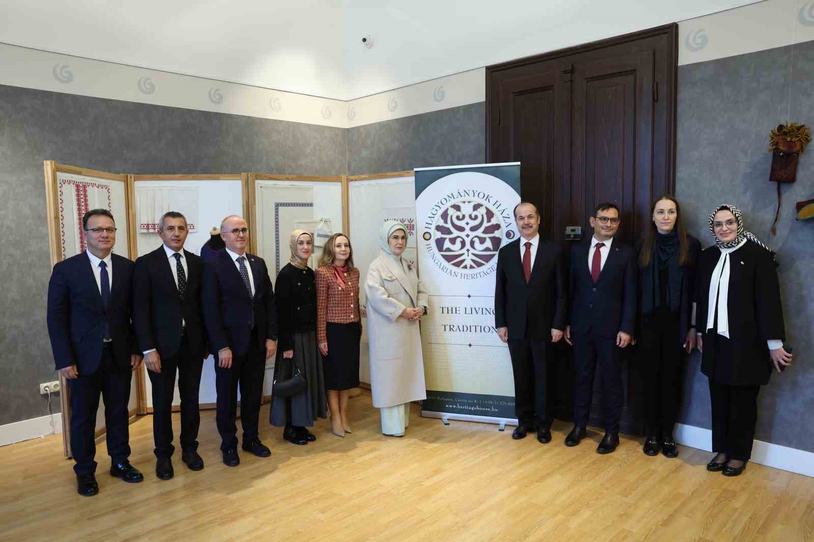 Emine Erdoğan Macaristan Parlamento Binası ile Türk-Macar Kültür Yılı’na özel sergiyi gezdi