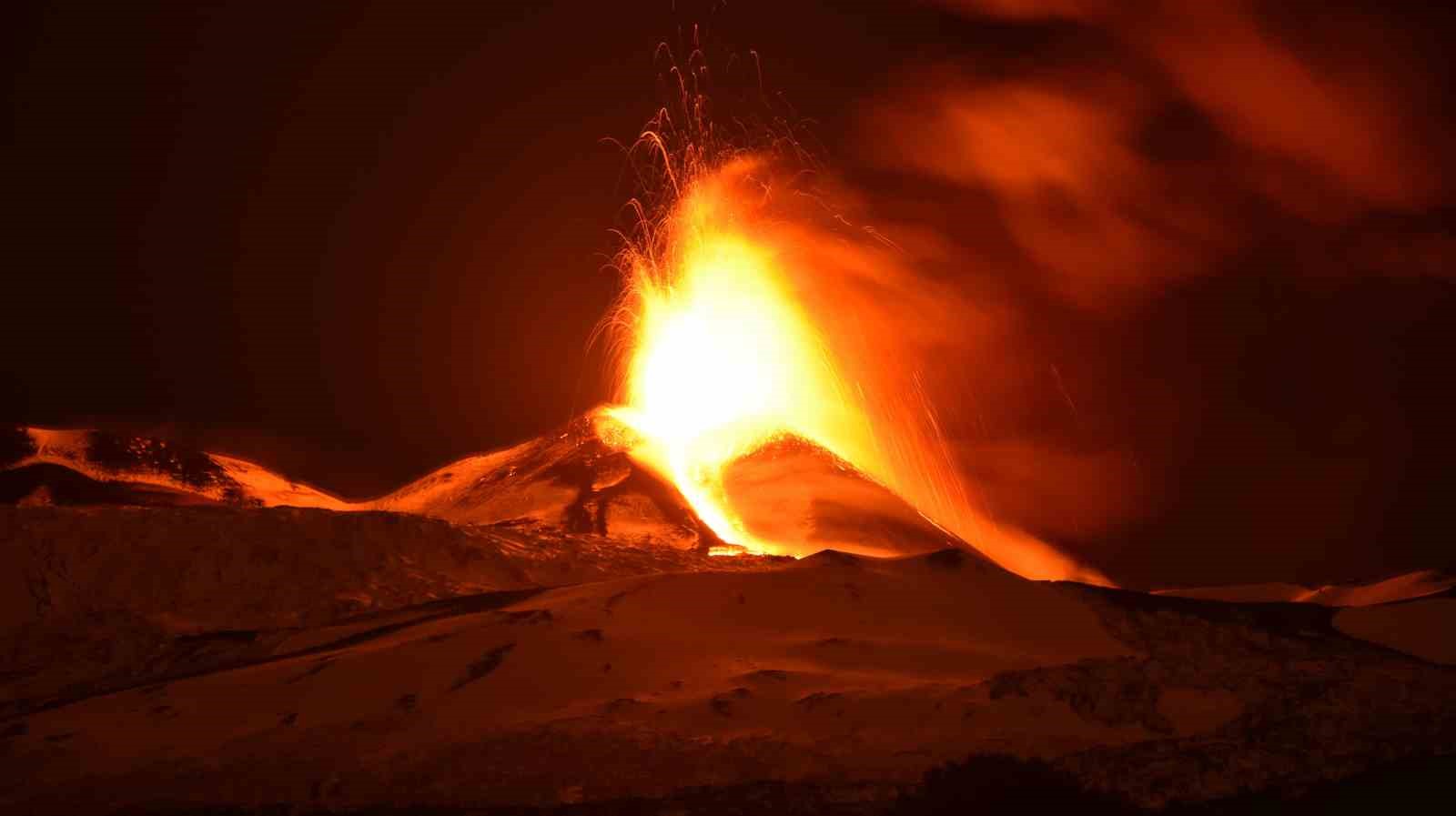 Etna Yanardağı lav ve kül püskürttü