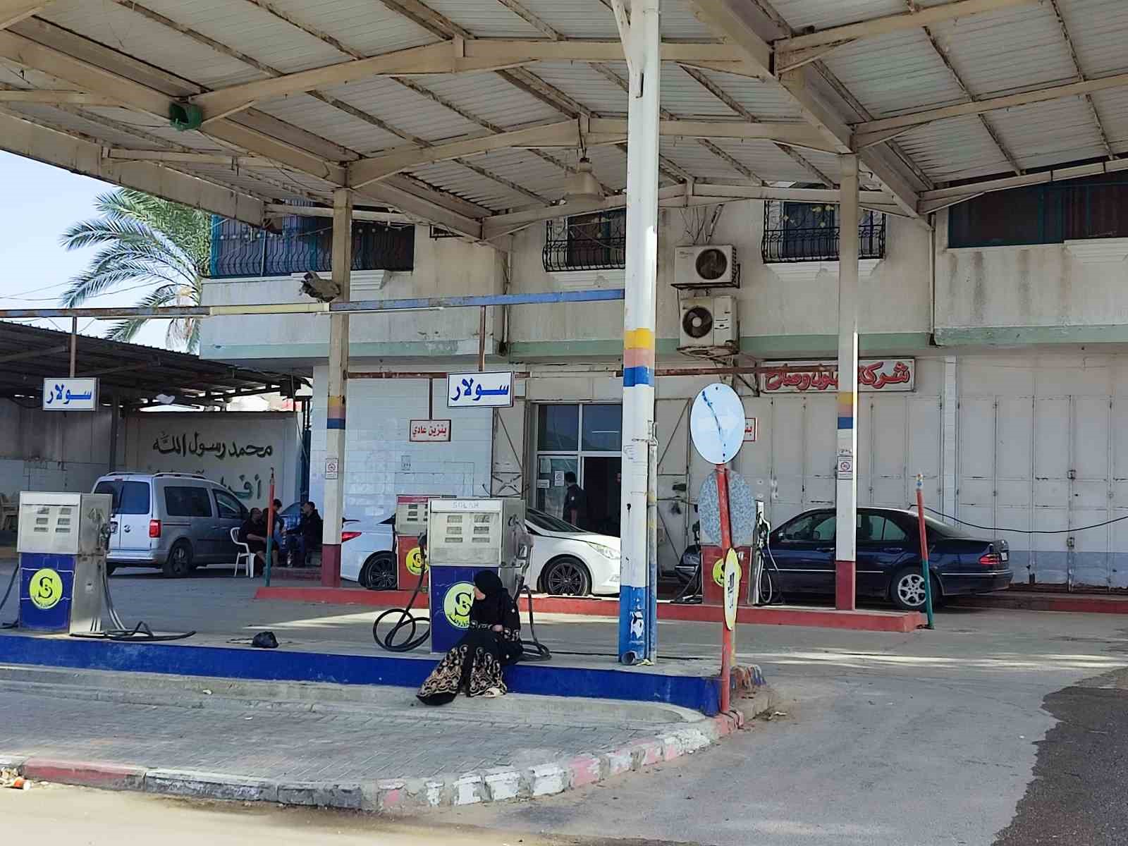 Gazze’deki Filistinliler gaz için saatlerce sıra bekliyor