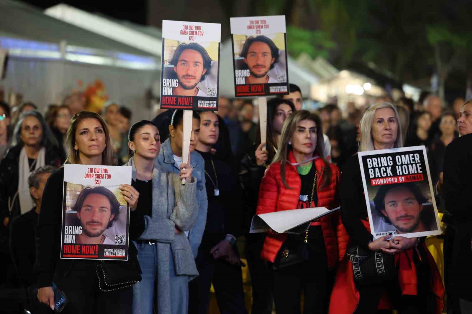 İsrail’de esir yakınları her saat 29. dakikada Savunma Bakanlığı girişini 240 saniye boyunca kapatıyor
