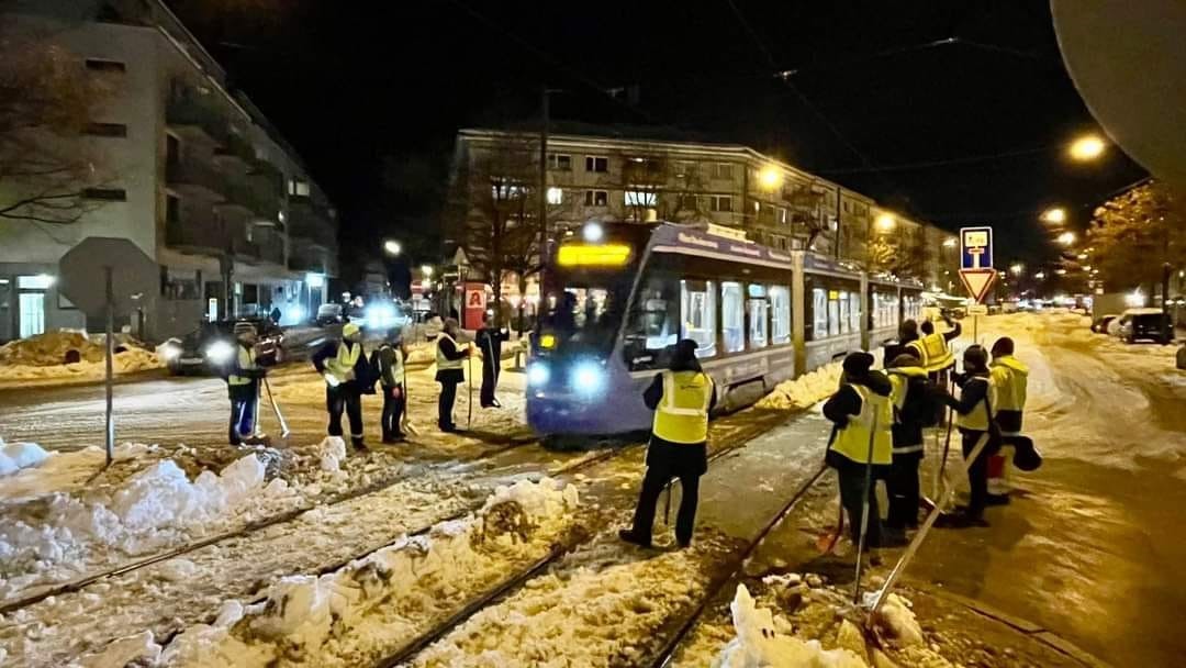 Münih’te kar yağışı nedeniyle 10 bin valiz sahibine teslim edilemedi