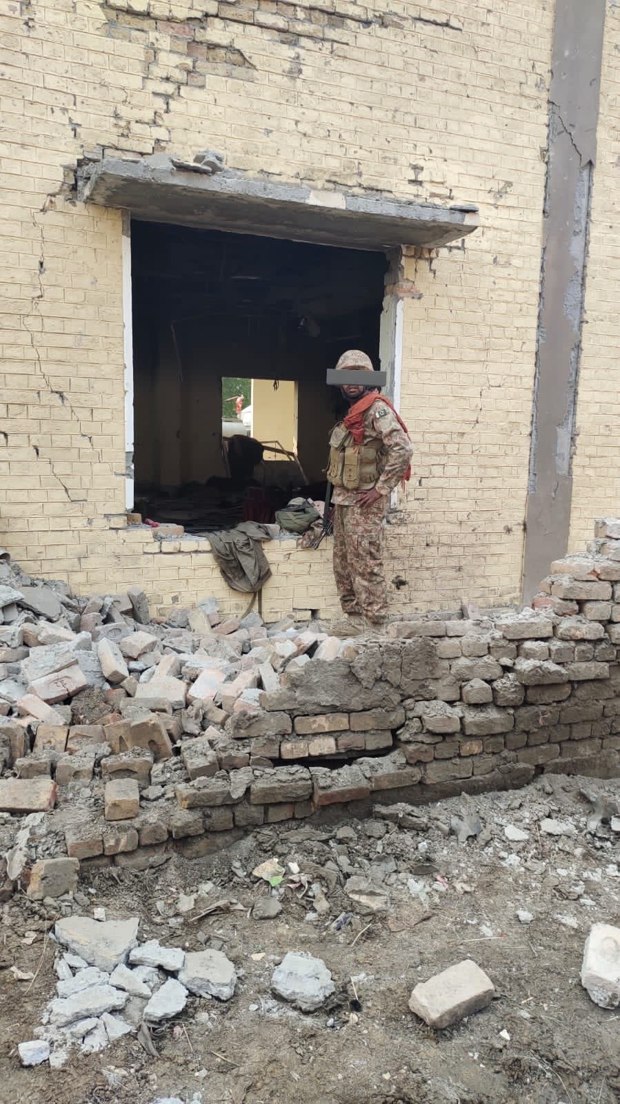 Pakistan’da kışlaya bombalı saldırı: 23 ölü