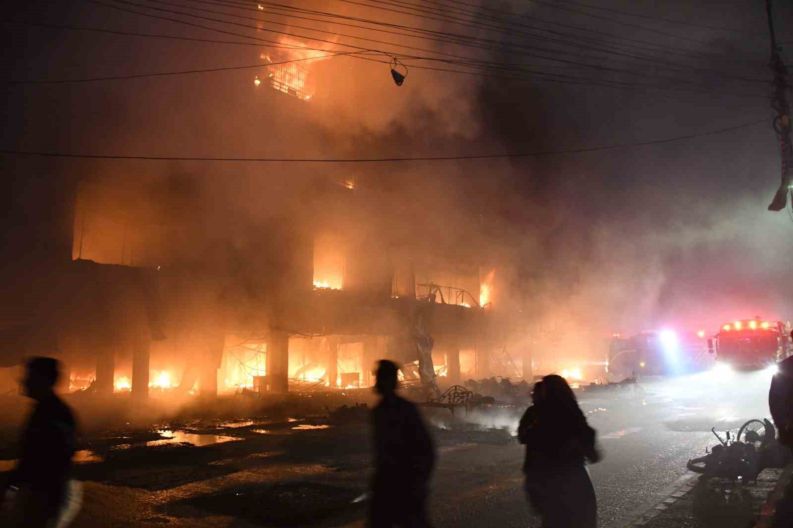 Pakistan’da mobilya çarşısında yangın: 5 ölü