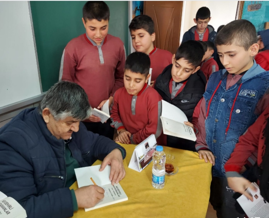 YAZAR AYTEKİN DERINKUYU İMAM HATİP ORTAOKULUNDA “KİTAPLARA GÖZ DEĞSİN” DEDİ